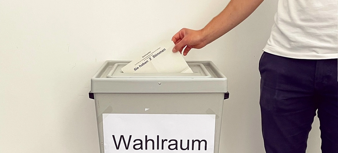 Slider-Einwurf_in_Urne