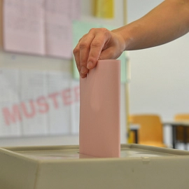 Wahlen Wahlzettel wird in Wahlurne geworfen