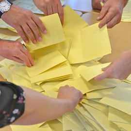 Wahlhelfende sortieren Stimmzettel Hände von Wahlhelfenden sortieren Stimmzettel